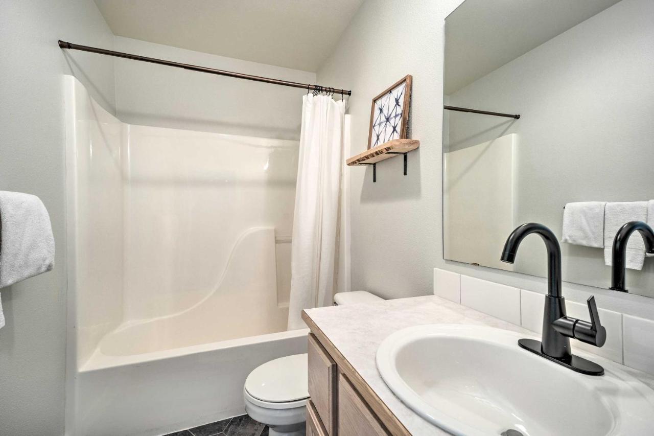 Chic Chelan Condo With Balcony, Walk To Lake And Dtwn! エクステリア 写真